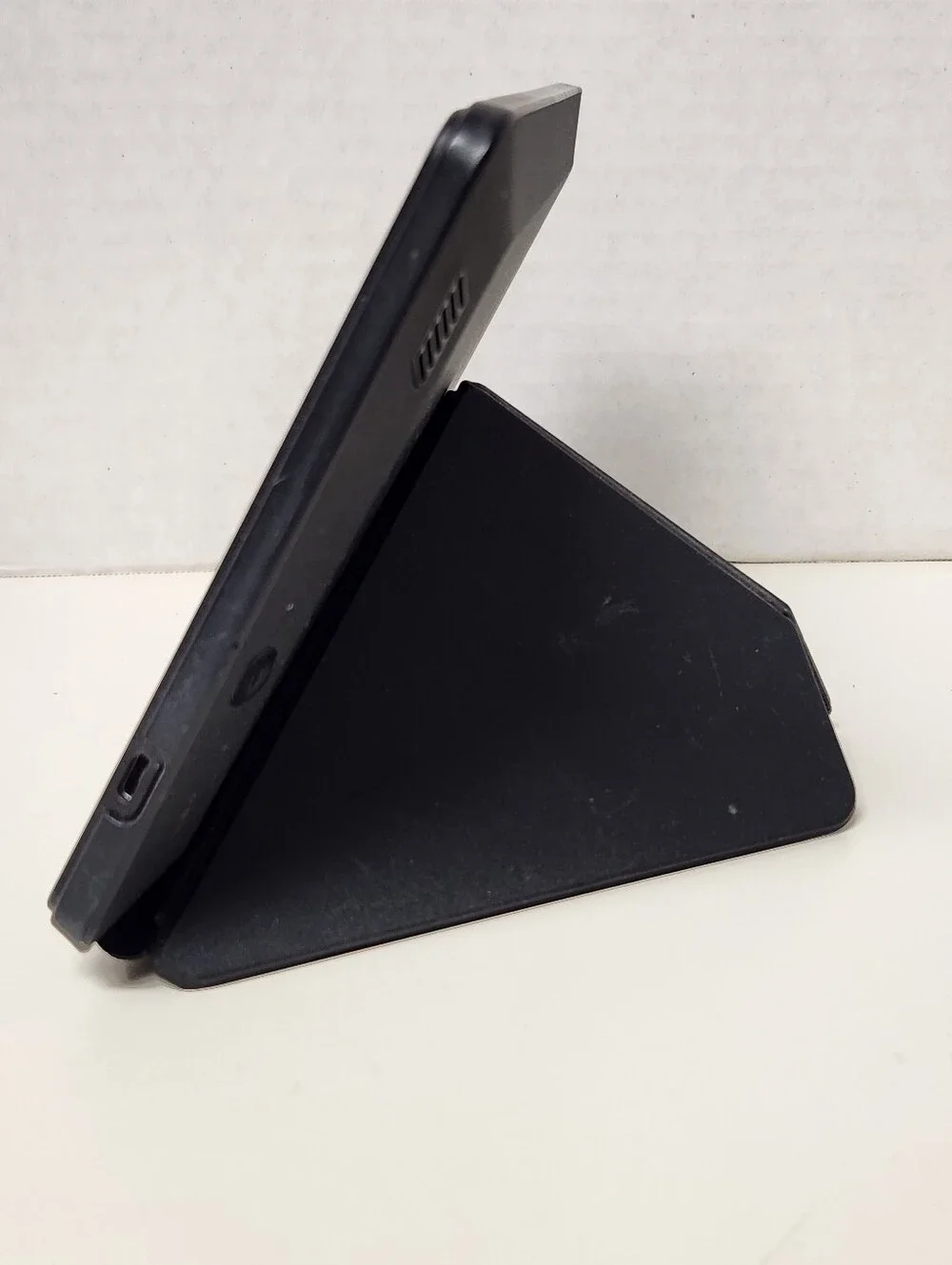 Amazon Kindle Fire HD (3rd Generation) 8GB, Wi-Fi, 7in - Black Case & Charger